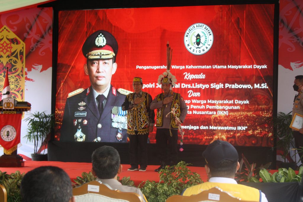 MADN dan Polri Komitmen Sepakat Kawal IKN, Kapolri Jenderal Listyo Sigit Prabowo sebagai Warga Kehormatan Utama Masyarakat Adat Dayak - Detik Borneo