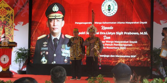MADN dan Polri Komitmen Sepakat Kawal IKN, Kapolri Listyo Sigit Prabowo Dianugerahi sebagai Warga Kehormatan Utama Masyarakat Adat Dayak - Detik Borneo