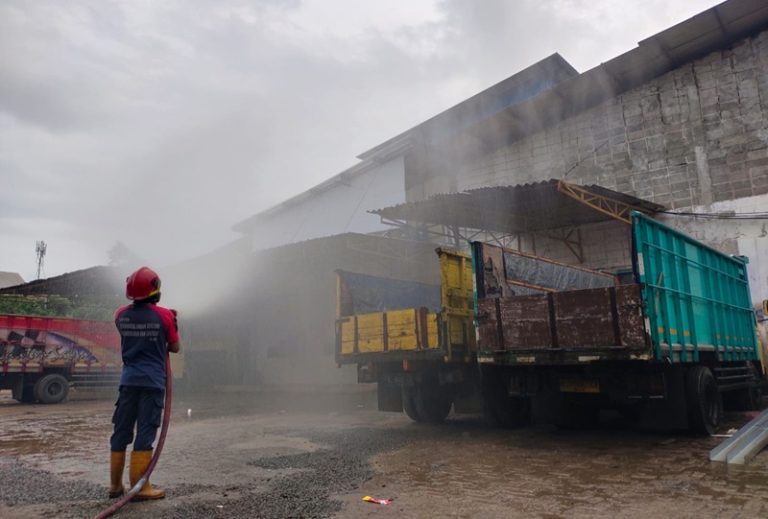 Kebocoran Gas Pabrik es