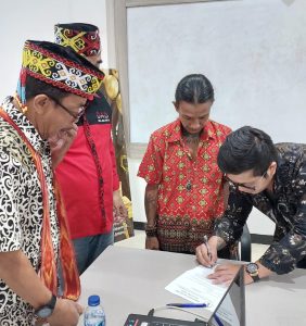 Penuhi Panggilan DAD Jakarta Rustono ‘Dewa Datuk Beri Klarifikasi dan Minta Maaf kepada Masyarat Dayak WhatsApp Image 2024 05 01 at 22.31 1 e1714578580392