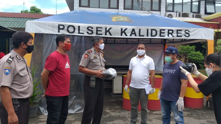 Simbolis penyerahan masker pada Polsek Kalideres