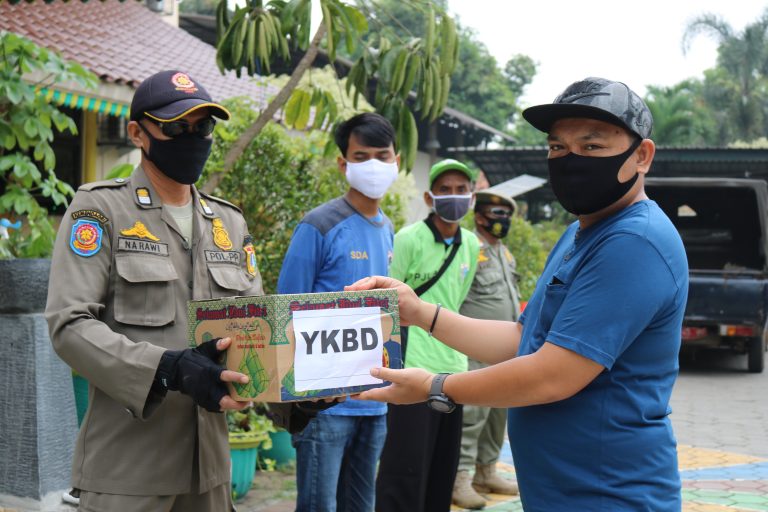 Penyerahan paket idul fitri oleh YKBD
