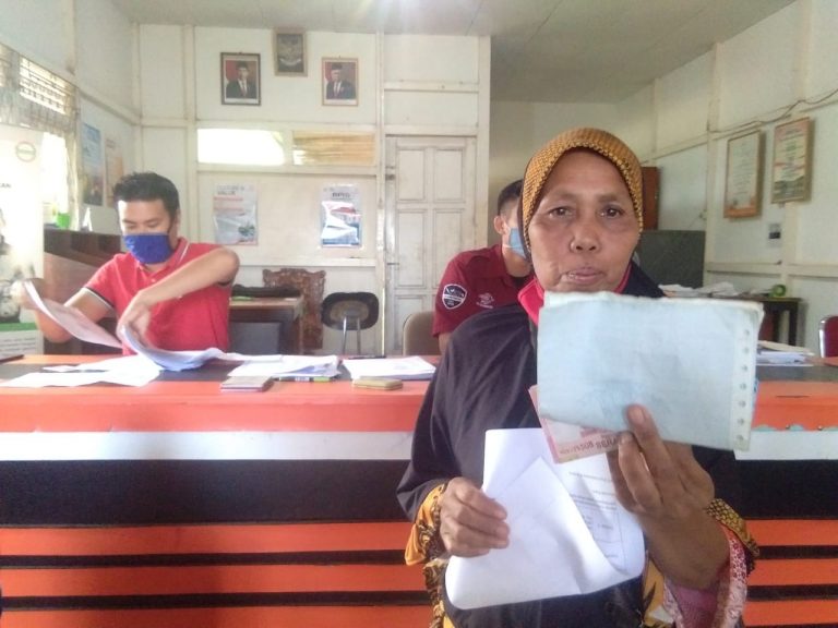 Warga sedang mengambil Bantuan Sosial Tunai (BST) di Kantor Pos Kecamatan Sanggau Ledo Bengkayang - detikborneo.com