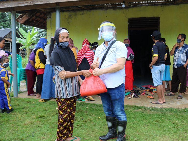 Aksi Sosial Yayasan Kebun Anggur (YKA) , Bagikan APD dan Sembako di Desa Pematang Panggang Mesuji OKI, Sekdes: Alhamdulillah Lancar