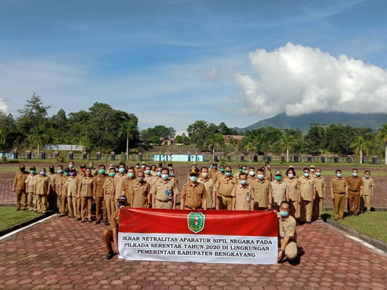 Pj. Bupati Bengkayang Yohanes Budiman, S.IP., M.Si menggelar apel ikrar netralitas Aparatur Sipil Negara pada pemilihan umum kepala daerah serentak tahun 2020 di kabupaten Bengkayang pada hari selasa tanggal 20 Oktober 2020. detik borneo