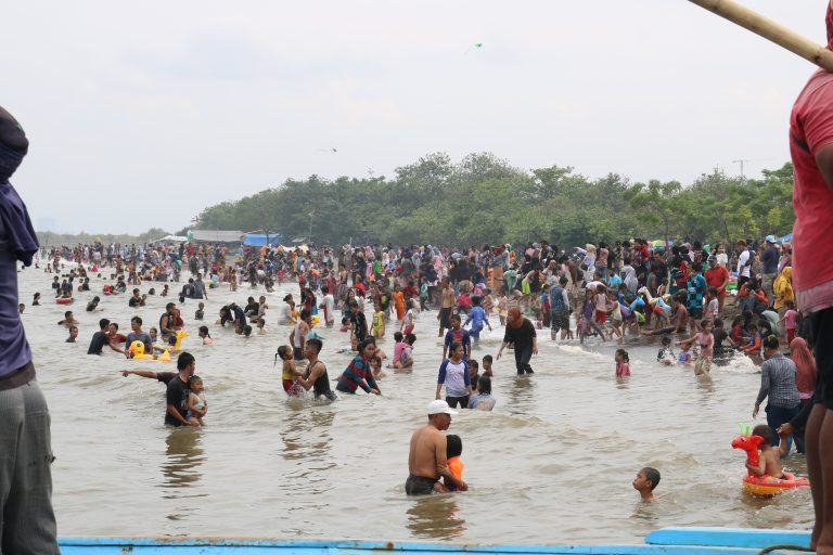 Liburan Tahun Baru Tanjung Pasir Membeludak Pengunjung.