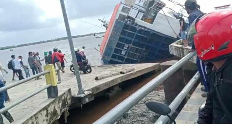 Feri Penyeberangan Kecamatan Tebas-Tekarang Karam di Sungai Sambas detik borneo
