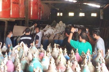 Polda Kalbar Grebek Toko Bangunan di Sanggau, Berisi Ratusan Tabung Oksigen Medis - Detik Borneo