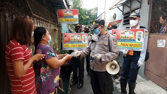 Mendukung Program Jakarta Bermasker, Tiga Pilar Kecamatan Tambora Bagikan Masker Gratis - Detik Borneo