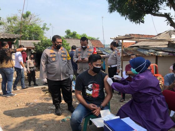 Polres Tangsel Lakukan Vaksinasi Mobile dan Bagikan 2 ton Beras ke Area Padat Penduduk -detik borneo