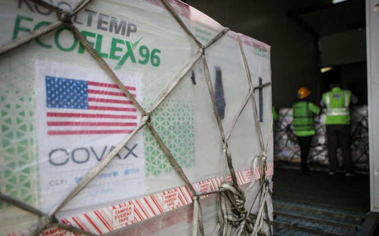 Sebanyak 3,5 Juta Vaksin Moderna dari AS Tiba di Indonesia - Detik Borneo