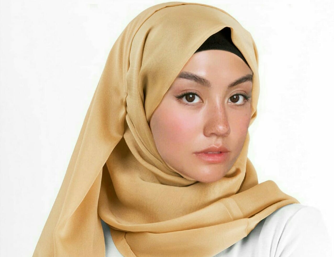 Agnes Monica Pake Kerudung