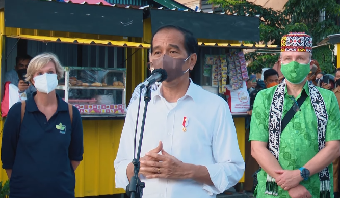 Presiden Jokowi Serahkan Bantuan Modal untuk Pedagang Kaki Lima Tarakan, - Detik Borneo