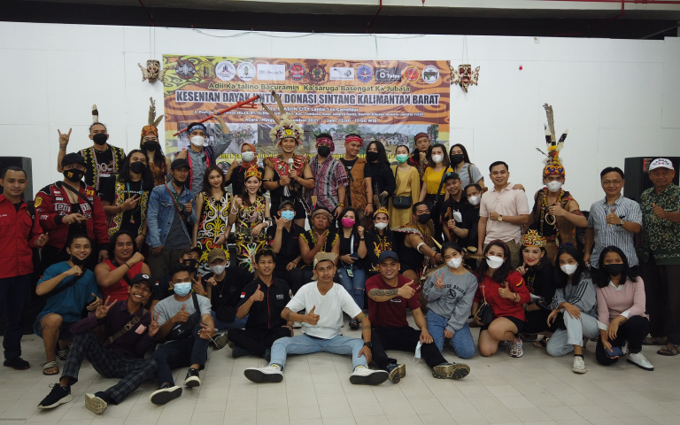 Komunitas Pemuda Gelar Kesenian Dayak Untuk Donasi Sintang Kalbar