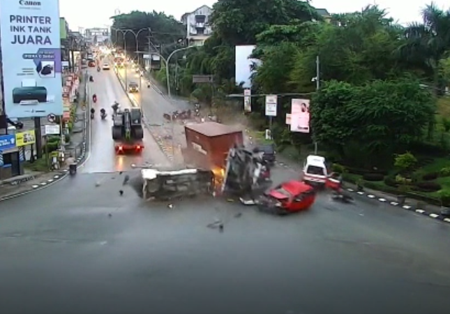 Kecelakaan Maut Truk Tronton Alami Rem Blong di Lampu Merah Balikpapan