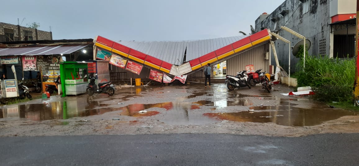 Kanopi Alfamart di Sanggau Ledo Ambruk Dihantam Hujan Deras dan Angin Kencang