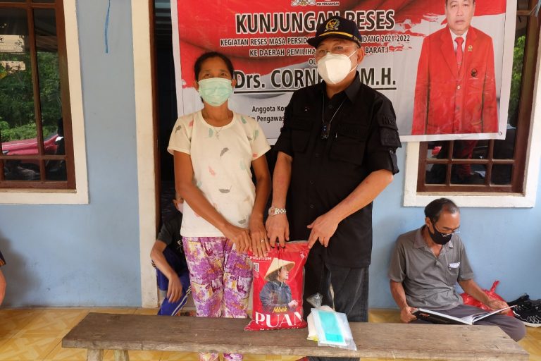 Cornelis bagi sembako