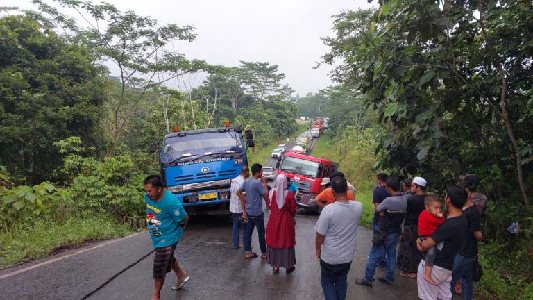 Truk diSepaku Melintang