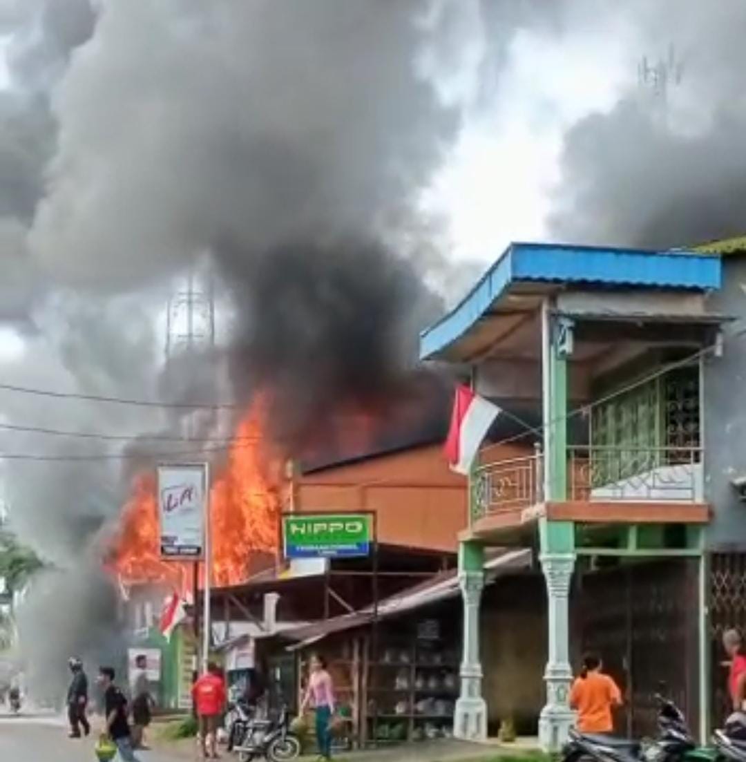 Kebakaran Terjadi di Pasar Ledo, Sijago Merah Ludeskan 4 Unit Toko - Detik Borneo