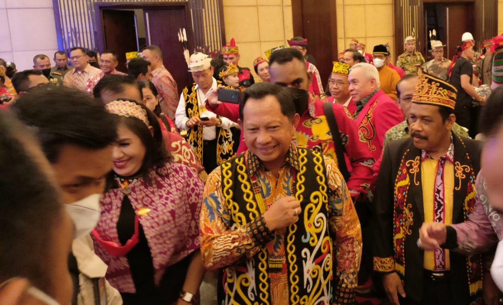 Mendagri Tito Karnavian Buka Rakernas 1 Majelis Adat Dayak Nasional MADN