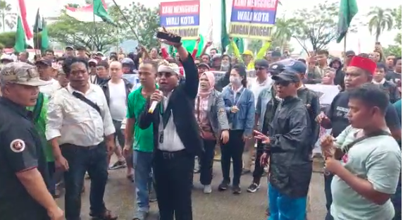 Demo Pedagang Menolak Investor yang Merevitalisasi Pasar Beringin Out - detik borneo