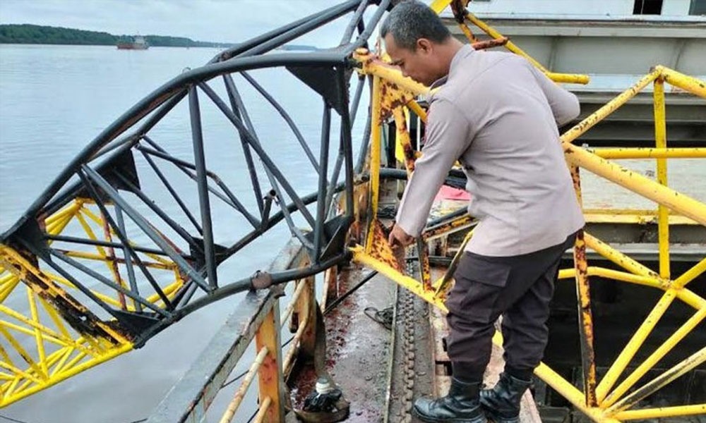 Satu orang tewas akibat peristiwa jatuhya satu unit crane pengangkut semen di pelabuhan rakyat di Kelurahan Kumai, Kabupaten Kotawaringin Barat, Kalimantan Tengah (Kalteng).