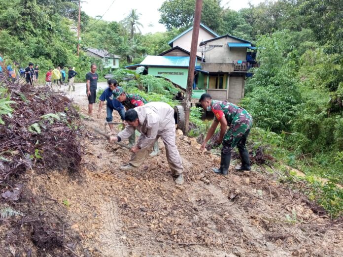 Tanah Longsor Menutupi Jalan Singkawang-Bengkayang, Danramil Bengkayang Kota Ikut Membersikan Lokasi Kejadian