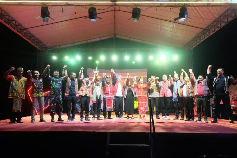 Cornelis Gawai Naik Dango