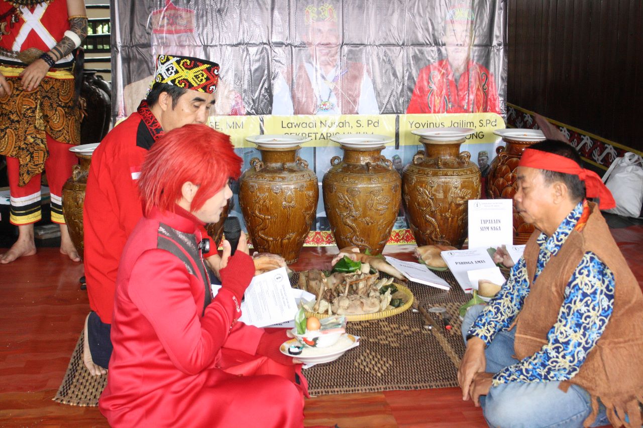 Marcel Radhival alias Pesulap  Merah jalani sangsi sidang  adat Dayak di Anjungan Kalimantan Barat, Taman Mini Indonesia Indah (TMII), Jakarta pada Sabtu (6/5/2023).