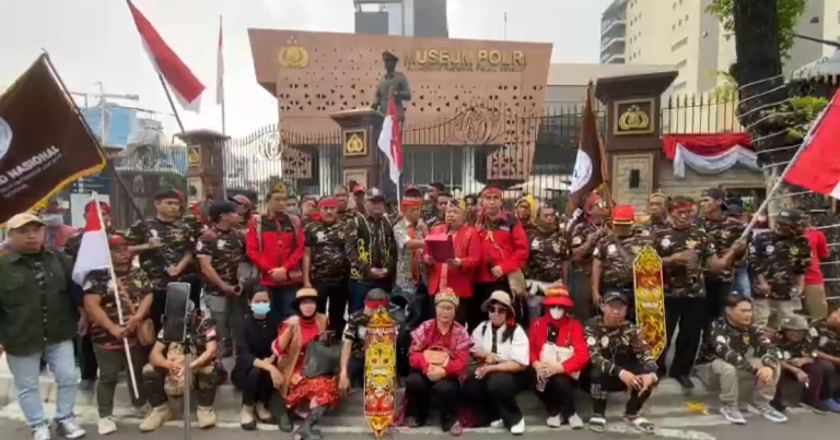Ratusan masa yang mengatasnamakan mereka Majelis Adat Dayak Nasional (MADN) dan Dewan Adat Dayak (DAD) se-Indonesia Bakormad dan berdemonstrasi di depan Mabes Polri pada (2/08/2023)