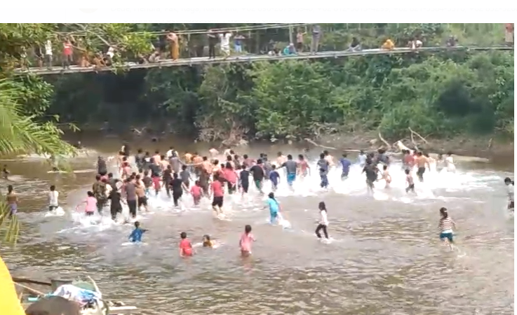 Sekadau, Detikborneo.com – Jembatan Gantung di Kecamatan Nanga Taman Sekadau tiba-tiba putus saat warga sedang asik menonton lomba tangkap bebek saat meriahkan HUT RI ke 78 (17/8/2023).