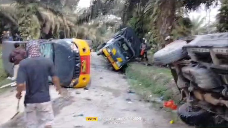 Bengkayang, DetikBorneo.com  - Terjadi bentrok karyawan PT Ledo Lestari di bawah pimpinan Serikat Pejuang Lintas Khatulistiwa (PELIKHA) dengan aparat kepolisian di perusahaan kebun sawit PT Wirata Daya Bangun Persada yang merupakan Perusahaan Duta Palma Agro Group, di Kabupaten Bengkayang, Kalimantan Barat, Sabtu 19 Agustus 2023.