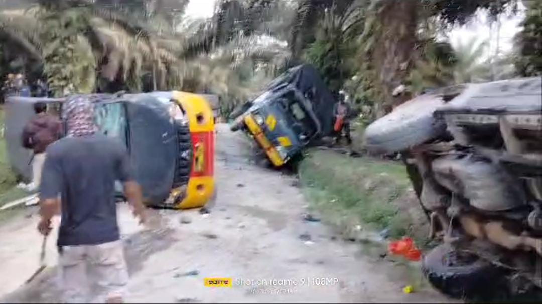 Bengkayang, DetikBorneo.com  - Terjadi bentrok karyawan PT Ledo Lestari di bawah pimpinan Serikat Pejuang Lintas Khatulistiwa (PELIKHA) dengan aparat kepolisian di perusahaan kebun sawit PT Wirata Daya Bangun Persada yang merupakan Perusahaan Duta Palma Agro Group, di Kabupaten Bengkayang, Kalimantan Barat, Sabtu 19 Agustus 2023.