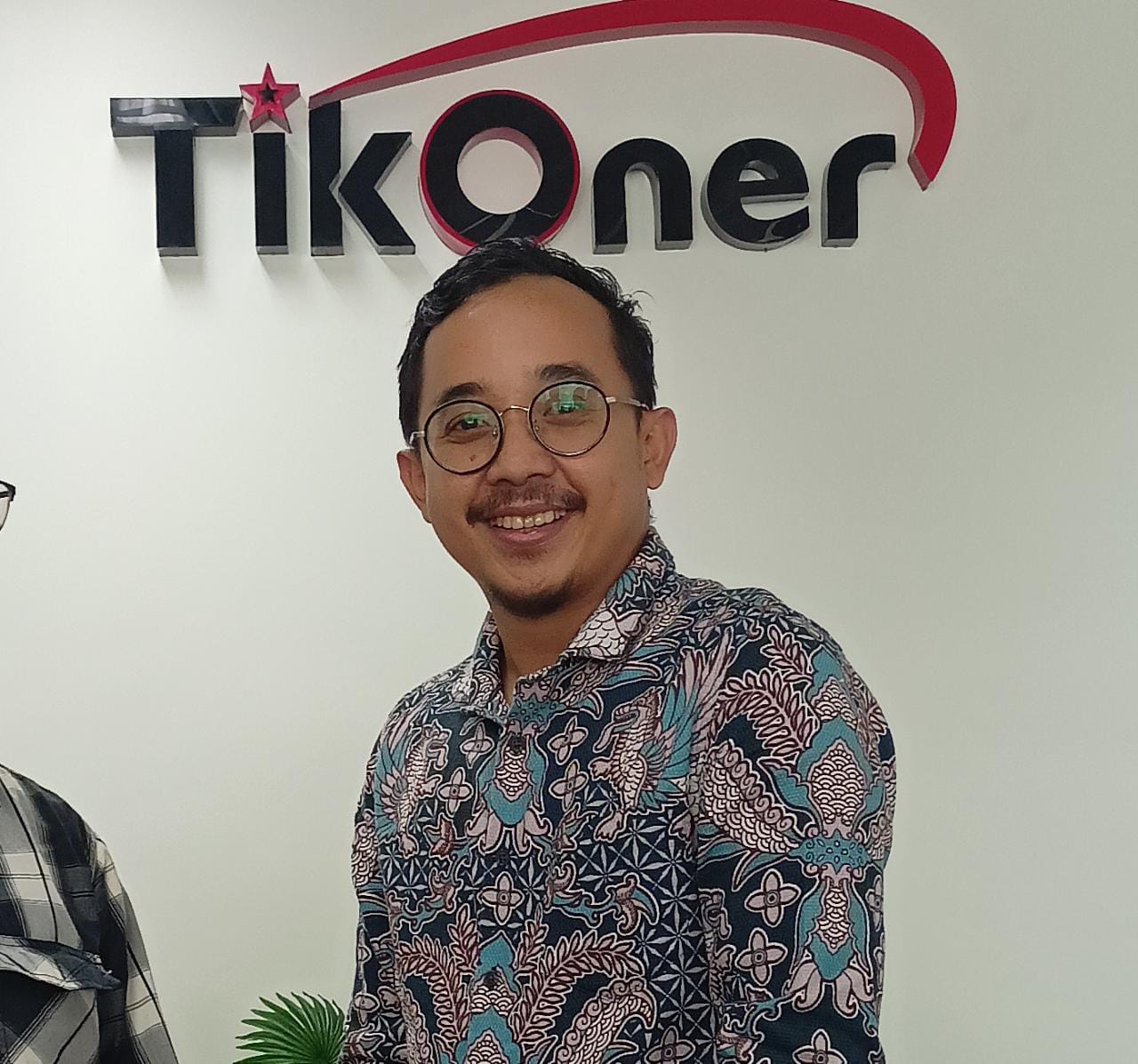 Lalu Siapa  bosnya TikTok (TikOner) untuk di Indonesia? Redaksional detikborneo.com berkesempatan diajak berkunjung langsung di kantor nya TikOner Indonesia di Kawasan Casablangka Jakarta Selatan. Dimana Owner menunjukan langsung dan mengajak tour melihat studio dan ruang kerja nya Kamis (7/9/2023).