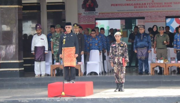 Singkawang, detikborneo.com - Pj Wali Kota Singkawang, Sumastro mengajak pemuda untuk menjadikan Hari Sumpah Pemuda sebagai momentum mengingatkan bangsa Indonesia terhadap sejarah gotong royong seluruh elemen pemuda yang berhasil menebar semangat jiwa patriotisme, sekaligus menyatukan visi kebangsaan dalam Sumpah Pemuda 1928. “Yang melahirkan sebuah komitmen kebangsaan, yaitu bertumpah darah satu tanah air Indonesia, berbangsa satu bangsa Indonesia, dan menjunjung bahasa persatuan bahasa Indonesia,” kata Sumastro membacakan sambutan Menteri Pemuda dan Olahraga pada Upacara Peringatan Hari Sumpah Pemuda ke-95 di halaman kantor Wali Kota, Sabtu (28/10/2023).