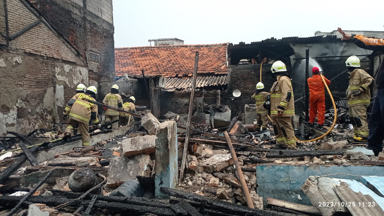 Jakarta, detikborneo.com - Terjadi kebakaran di Kp Bulak Teko Rt 09 RW 011 Kalideres Jakarta Barat (25/10/2023). Kebakaran terjadi sekira pukul 10:25, dugaan sementara akibat kebocoran tabung gas. 