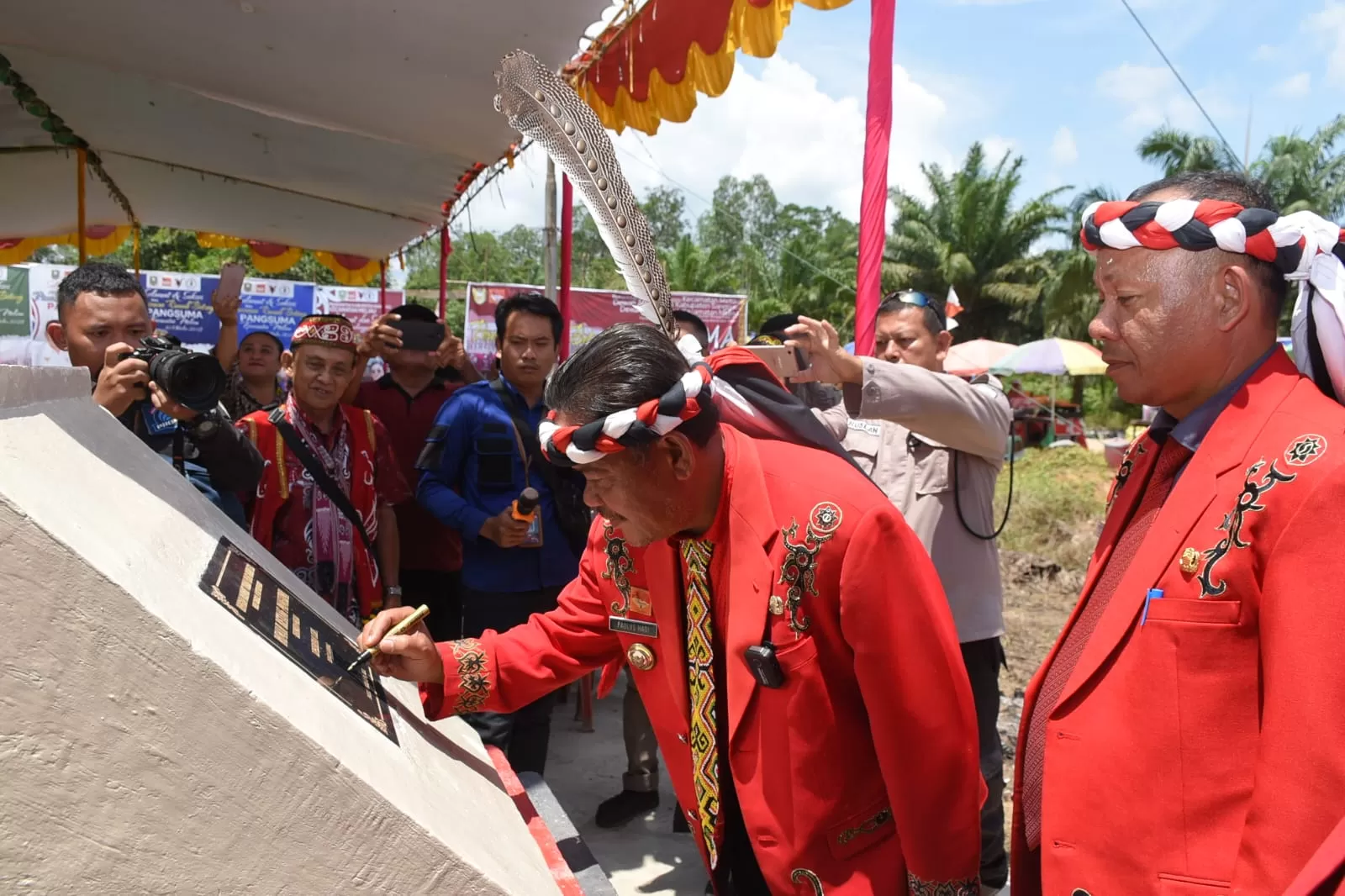 Paolus Hadi Mengghadiri Peresmian Rumah Betang Pangsuma di Meliau