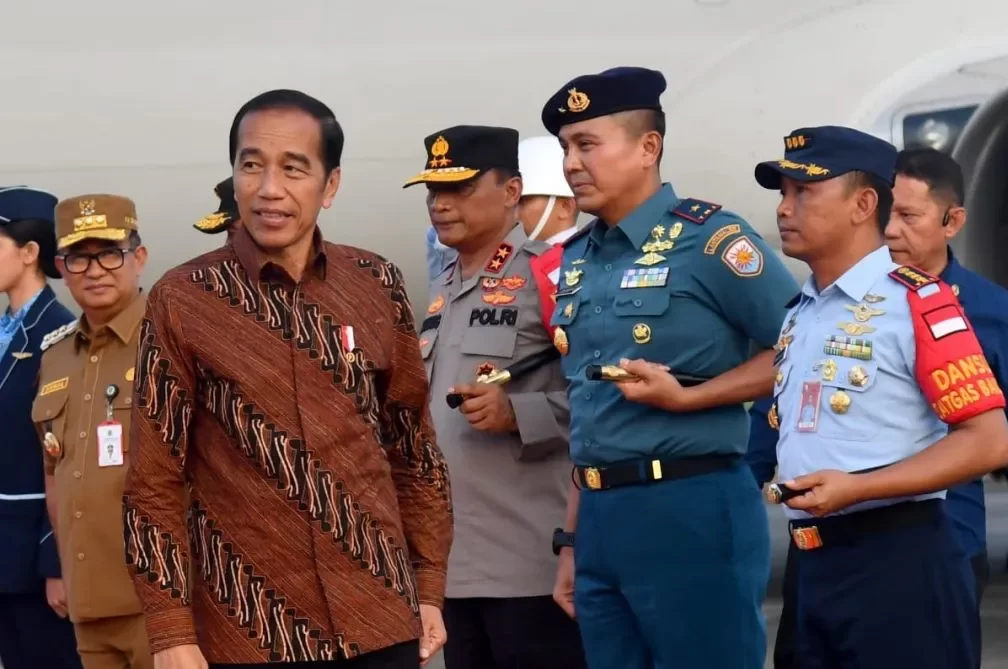 Sepingan, detikborneo.com - Presiden Joko Widodo melanjutkan kunjungan kerja ke Kalimantan Timur, Selasa petang usai melakukan rangkaian kegiatan di provinsi Bali. Berdasarkan informasi yang diterima dari biro pers sekretariat presiden Jakarta Selasa presiden Widodo bertolak dari bandara internasional I Gusti Ngurah Rai Bali menuju Kalimantan timur dengan menggunakan pesawat Boeing 737-400 TNI sekitar pukul 16.