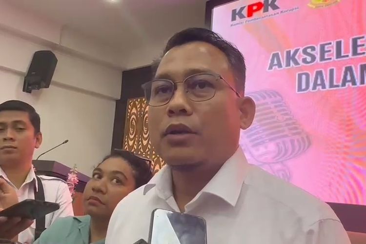 detikborneo.com - Juru bicara penindakan dan kelembagaan KPK Ali Fikri memastikan ada Operasi Tangkap Tangan (OTT) yang dilakukan penyidik KPK di kabupaten Sorong Papua barat Daya Minggu (12/11/ 2023). Total Ada 5 orang yang ditangkap KPK yang diantaranya adalah pejabat PJ Bupati Sorong Yan Piet Mosso