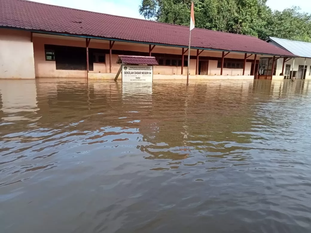 Banjir Rendam Sejumlah Desa di Landak, Warga Meranti Terisolasi