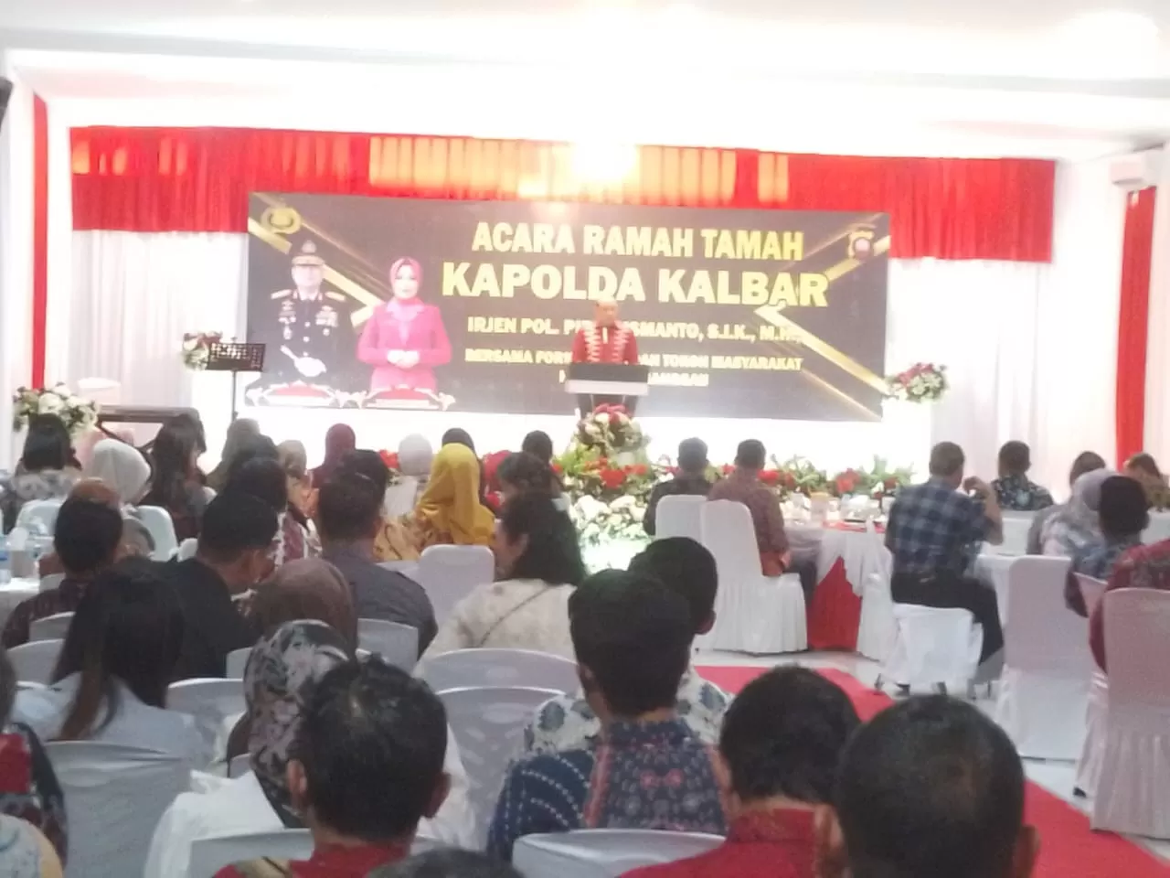 Sanggau, detikborneo.com – Kapolda Kalimantan Barat Irjen Pol Pipit Rismanto, Selasa (7/11) tiba di Kabupaten Sanggau dalam rangka kunjungan kerja (Kunker). Adapun sejumlah agenda bakal digelar dalam agenda tersebut diantaranya memberikan arahan kepada tiga pila