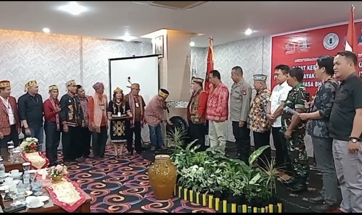 Pontianak, detikborneo.com - Dewan Adat Dayak (DAD) Kecamatan Pontianak Barat resmi menggelar Rapat Kerja Kecamatan (Rakercam) ke-1 massa bhakti 2023- 2028, di Hotel Borneo, Jalan Merdeka Barat, Kota Pontianak, Kalimantan Barat Sabtu, (04/11/2023). Kegiatan Rakercam DAD Kecamatan Pontianak Barat dibuka resmi oleh Ketua DAD Kota Pontianak Yohanes Nenes, ditandai dengan pemukulan Gong sebanyak 7 kali dan dihadiri seluruh pengurus DAD Kecamatan Pontianak Barat serta para tamu undangan yang hadir.