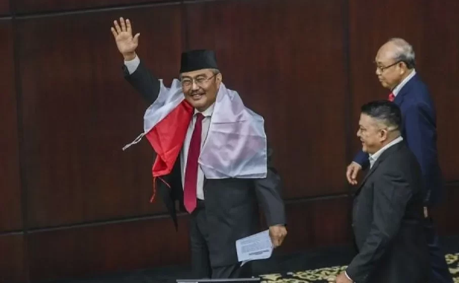 Jakarta, detikborneo.com - MKMK menjatuhkan sanksi pemberhentian dari jabatan ketua MK kepada Anwar Usman karena terbukti melakukan pelanggaran berat terhadap kode etik dan perilaku hakim konstitusi dalam pengambilan keputusan pemilu yang memutuskan mengubah syarat usia capres cawapres serta memiliki sanksi kepada Anwar Usman untuk tidak lagi mengidamkan perkara pemilu Anwar terbukti melakukan pelanggaran berat terhadap kode etik atas uji materi perkara nomor 90/PUU-XXI/2023 tentang batas usia calon presiden dan calon wakil presiden (capres-cawapres).