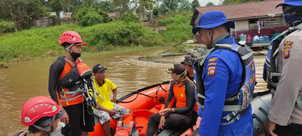 Polres Sintang Olah TKP Kecelakaan Kerja di Desa Tanjung Kelansam