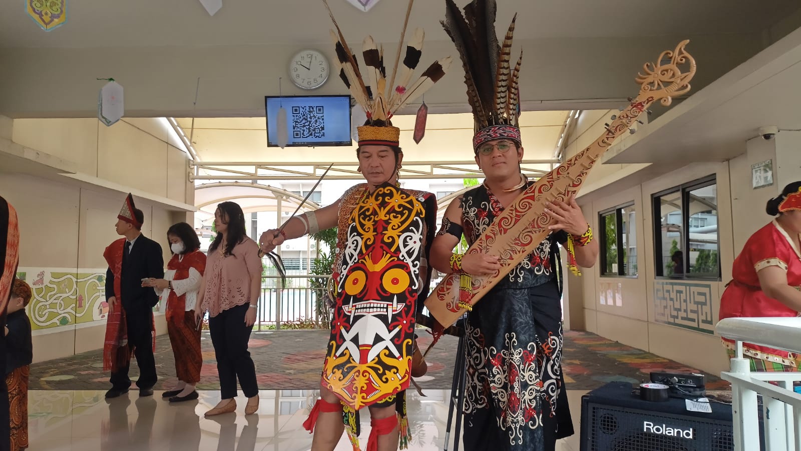 Penampilan Menyumpit Hasun dan Sape Daniang Memukau siswa di Pekan Nusantara Sekolah Dian Harapan Jakbar