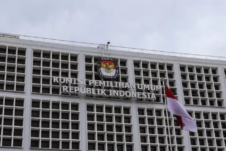 Jakarta, detikborneo.com - Komisi Pemilihan Umum (KPU) resmi mengubah Peraturan Komisi Pemilihan Umum (PKPU) tentang pencalonan peserta Pemilu Presiden dan Wakil Presiden. Perubahan ini, menyusul putusan Perkara Nomor 90/PUU-XXI/2023 yang diajukan oleh Almas Tsaqibbirru Re A. Di mana, Pemohon ingin MK mengubah batas usia minimal capres-cawapres menjadi 40 tahun atau memiliki pengalaman sebagai kepala daerah.