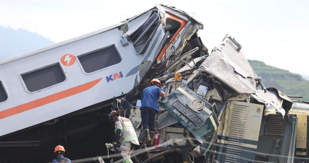 Tabrakan Hebat Kereta Api, Hingga Gerbong Kereta Terangkat