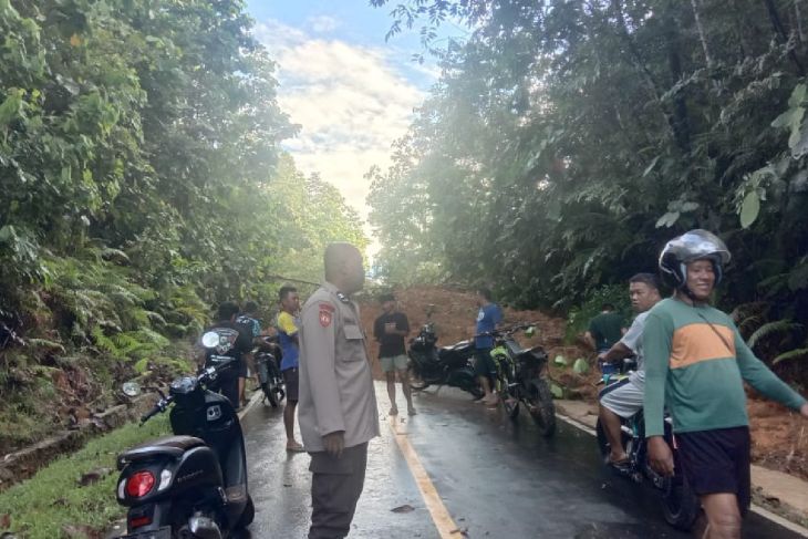 Jalan menuju batas RI-Malaysia di Kapuas Hulu Tertimbun Tanah Longsor