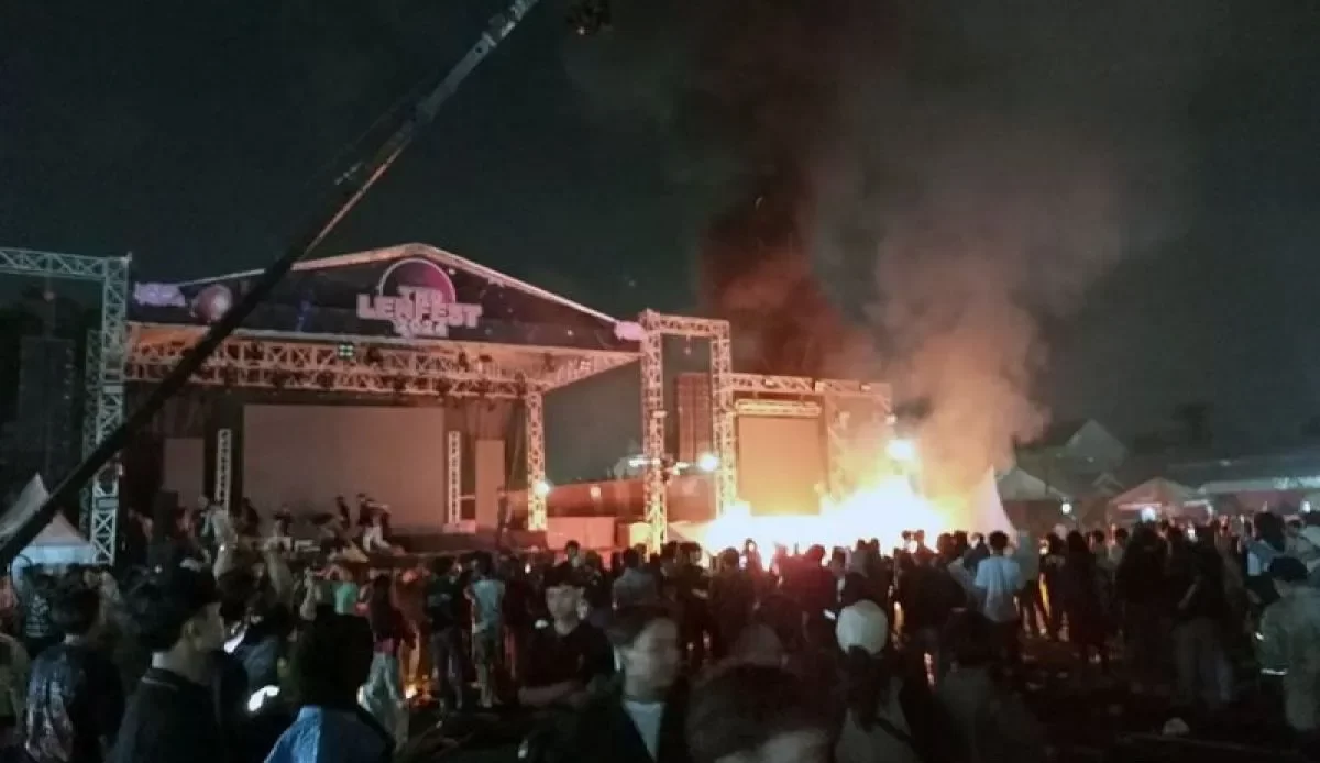 Konser rusuh bakar panggung