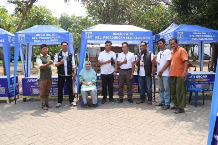 Penyerahan Tenda UMKM ke Warga RW 03 Pegadungan Jakarta Barat